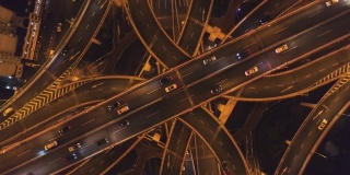 夜间复杂道路立交桥。上海的城市。中国鸟瞰图垂直向下视图