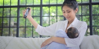 妈妈和宝宝用智能手机自拍
