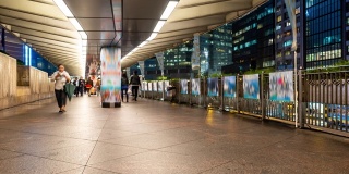 时光流逝:商人和行人拥挤在香港中环的天行者