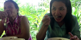 两个亚洲女人在家吃午饭
