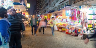 香港九龙弥敦道旺角花苑跳蚤市场夜间游人拥挤