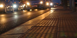 晚上城市交通堵塞实时触觉瓷砖黄色接近人们的人群脚步行地板