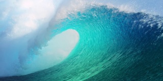 慢动作:强劲的桶状波浪拍打着塔希提岛海岸周围的海水。