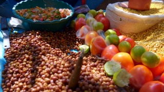 印度里诗凯诗大街上出售的水果和坚果散发着熏香的味道视频素材模板下载
