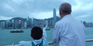 爷爷和孙子看着香港的天际线