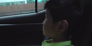 坐在车里看外面的亚洲男孩