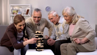 老年人活跃地玩积木游戏，在友好的气氛中度过时光视频素材模板下载