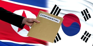 韩国和朝鲜官员交换机密信封和旗帜