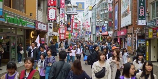 日本东京涩谷，人们走在街上的慢动作视频