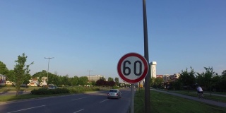 道路交通限速60(60)标志在城市道路上有汽车行驶和通过