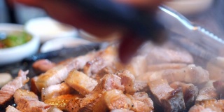 在韩国餐厅用剪刀切锅炒熟黑猪肉饭，新鲜美味的韩国料理，拉近距离，复制空间，生活方式