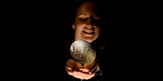 一个女人拿着比特币的全息投影的未来场景