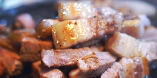 在韩国餐厅用剪刀切锅炒熟黑猪肉饭，新鲜美味的韩国料理，拉近距离，复制空间，生活方式