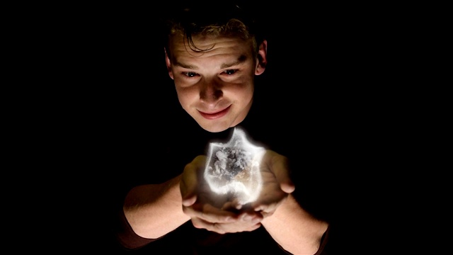 一个男人拿着一个魔法咒语的全息投影的未来场景。