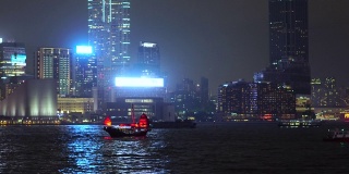 红色的帆船在维多利亚港，香港晚上的时间