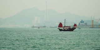 香港维多利亚港的红色帆船