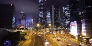 倾斜的道路和摩天大楼在中环，香港