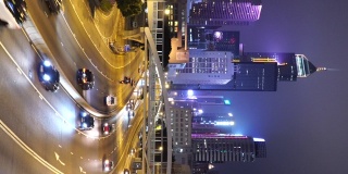 实时垂直拍摄:香港夜晚的城市街道
