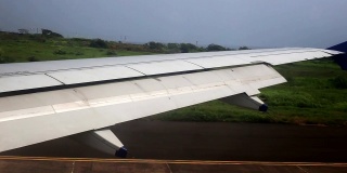 飞机降落在印度果阿的达波林国际机场