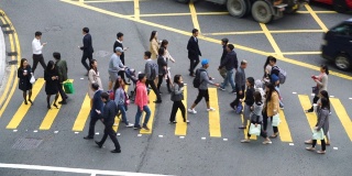 实时:香港行人在斑马线上过马路。