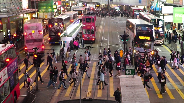 慢镜头:香港铜锣湾人行横道斑马线。