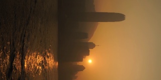 夕阳下维多利亚港的垂直镜头