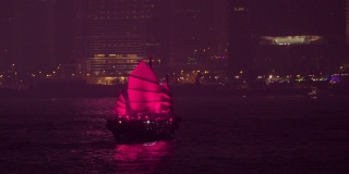黄昏时分，维多利亚港的一艘红色帆船
