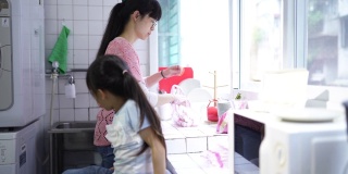 一位台湾妇女和她的女儿一起在厨房里