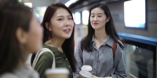 在地铁站等候的台湾妇女