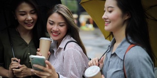 雨中女性朋友的自拍时间