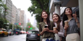 台湾女性朋友在雨中等公共汽车