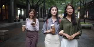 三个现代女孩在春日散步