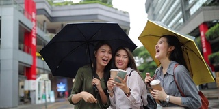 女孩们在雨中嬉戏