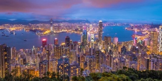 鸟瞰图中区和位于维多利亚港的国际金融中心(国际金融中心大厦)，以及从山顶眺望香港海滨