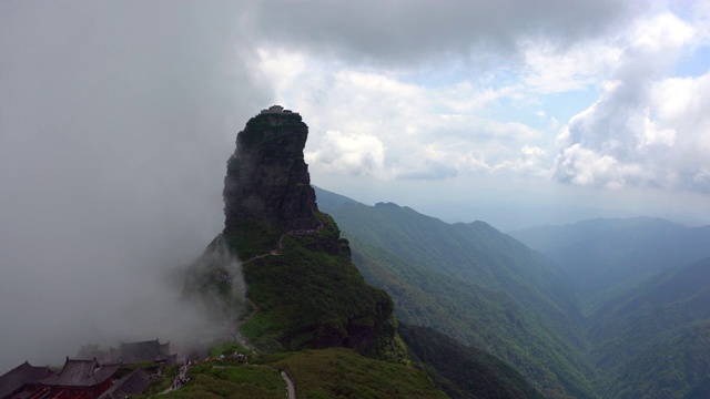 中国贵州梵净山新黄金峰和山谷全景