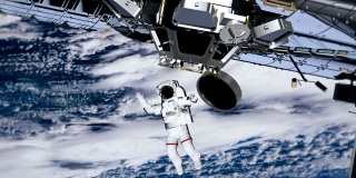 宇航员太空行走，在空地上挥手。国际空间站围绕地球大气层旋转。这段视频由美国宇航局提供。
