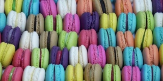 法式马卡龙甜点在盒子里。一排排五颜六色的法国马卡龙。