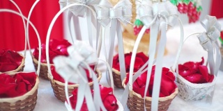 在婚礼上，多莉女士将盛有红玫瑰花瓣的婚礼篮子放在了桌上。