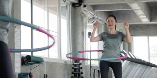 女人在健身房用呼啦圈锻炼