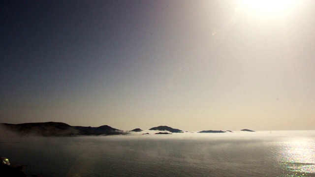 雾从海边蔓延到山上