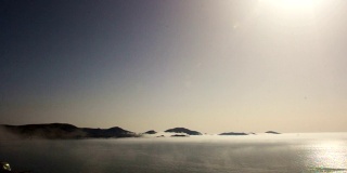 雾从海边蔓延到山上