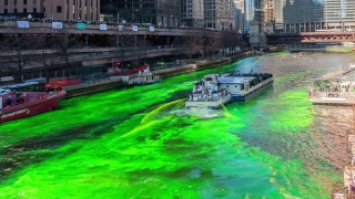4K时间的流逝，庆祝圣帕特里克节和染芝加哥河的翠绿阴影，在芝加哥河畔步道，伊利诺伊州，美国，爱尔兰文化和传统概念视频素材模板下载