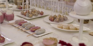 婚礼上甜点桌上的甜食