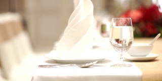 MS Dolly右婚礼餐桌的相机设置焦点在酒水杯模糊的背景。