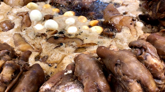 红烧猪腿和煮鸡蛋长传，让沸水渗入肉。泰国街头小吃