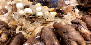 红烧猪腿和煮鸡蛋长传，让沸水渗入肉。泰国街头小吃