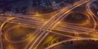 鸟瞰图天桥交通与汽车移动运输背景在夜间。