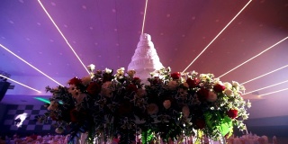 2 .室内装饰鲜花的白色婚礼蛋糕。