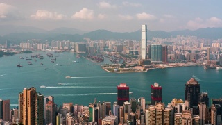 时间流逝，香港城市的天际线与蓝天和白云。从中国香港太平山顶眺望香港摩天大楼视频素材模板下载