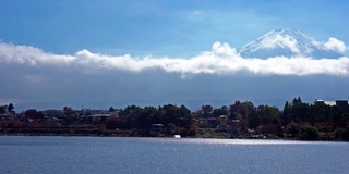 美丽的富士山与枫树在秋天的日本